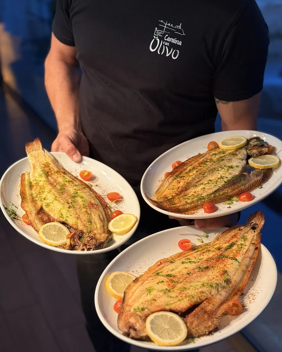 Pescados servidos por el equipo de Cantina Can Olivo.